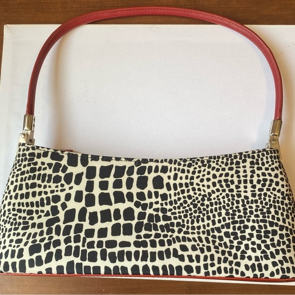 COPY - ♦️ Beautiful Red and Black shoulder bag.  Sleek, beautiful timeless - Picture 2 of 5